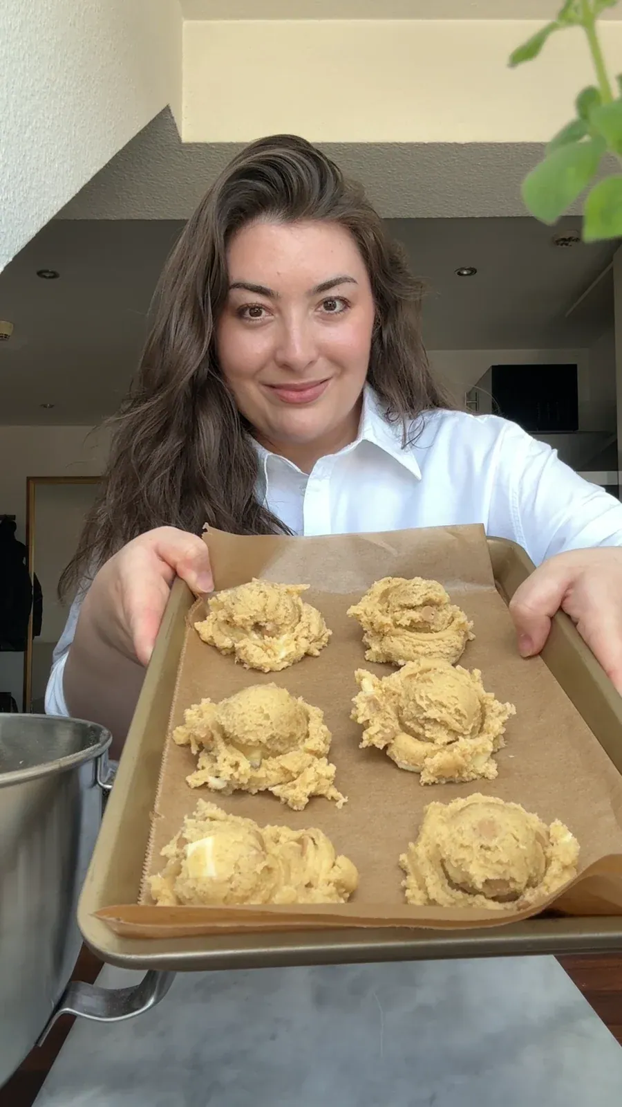 Kimberly mit einem Blech Cookies