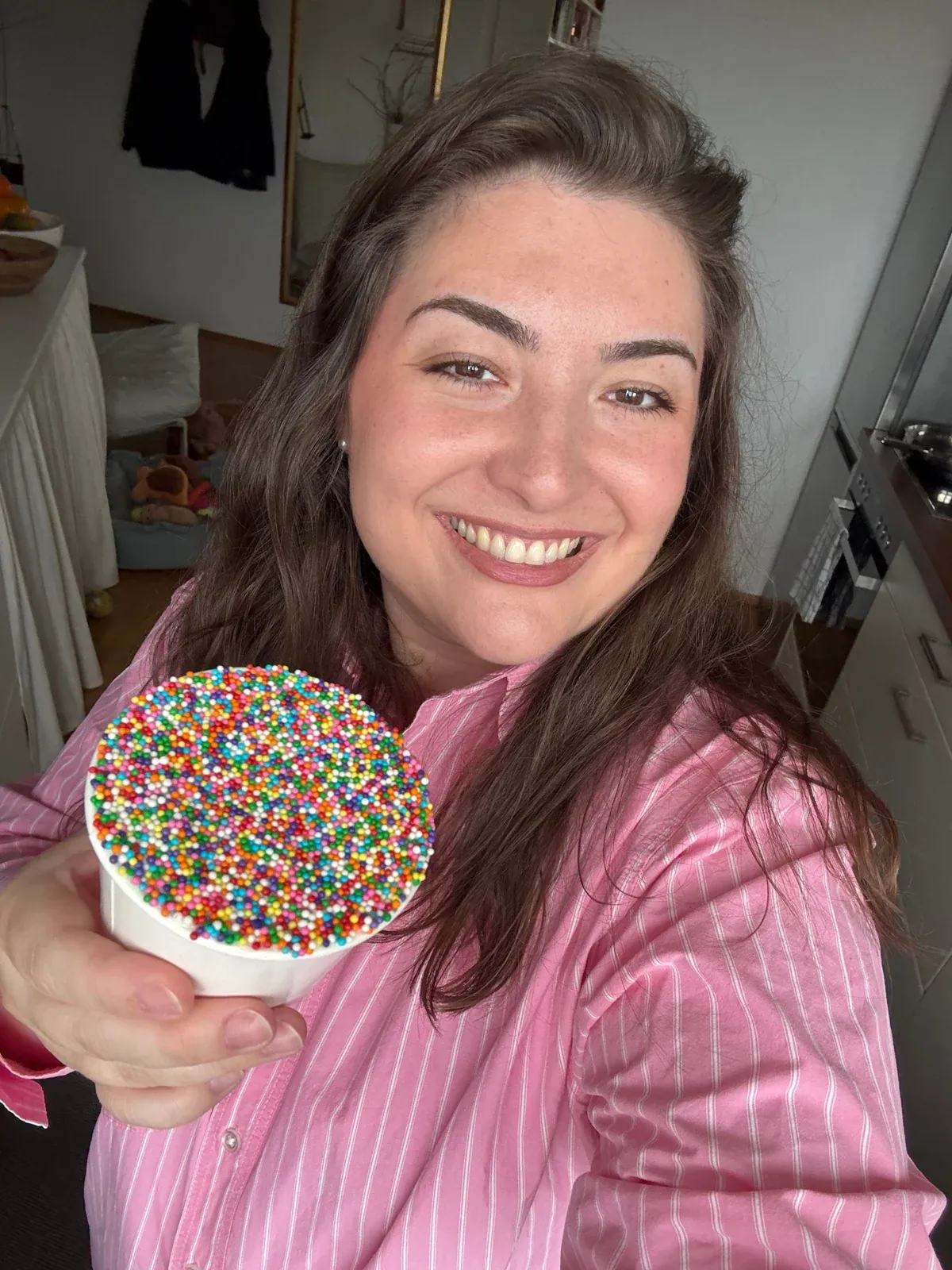 Kimberly in her kitchen mit Sprinkles