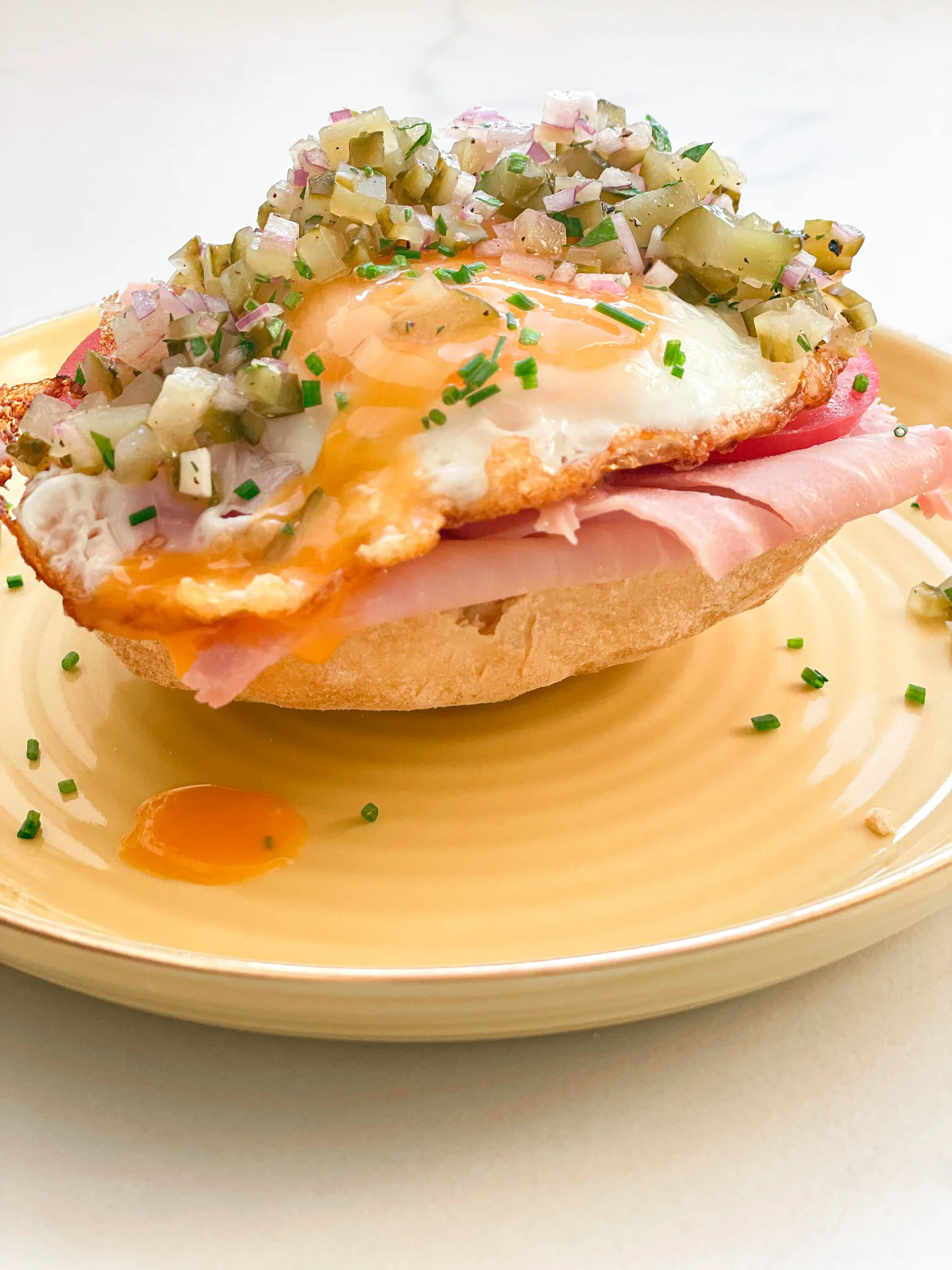 Sandwich with Ham Tomato Fried Egg and Pickle Salsa (Strammer Max)