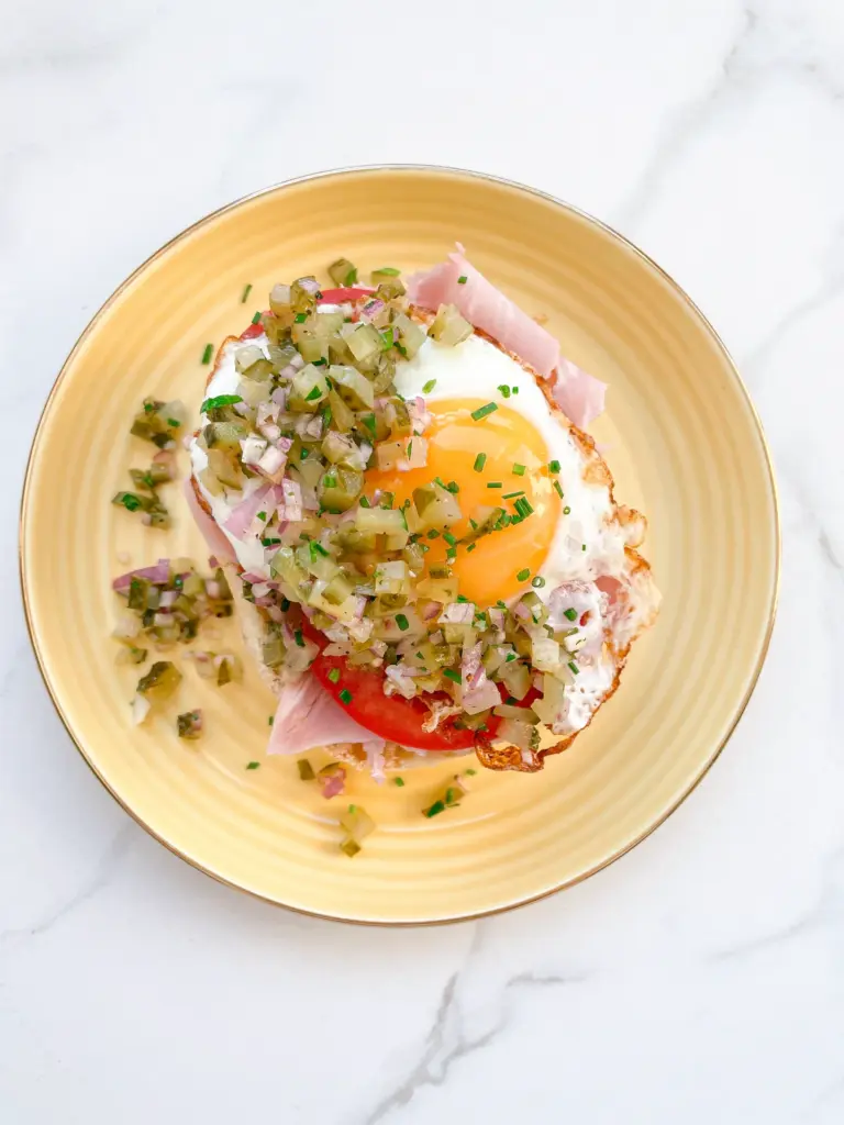 Sandwich with Ham Tomato Fried Egg and Pickle Salsa (Strammer Max)