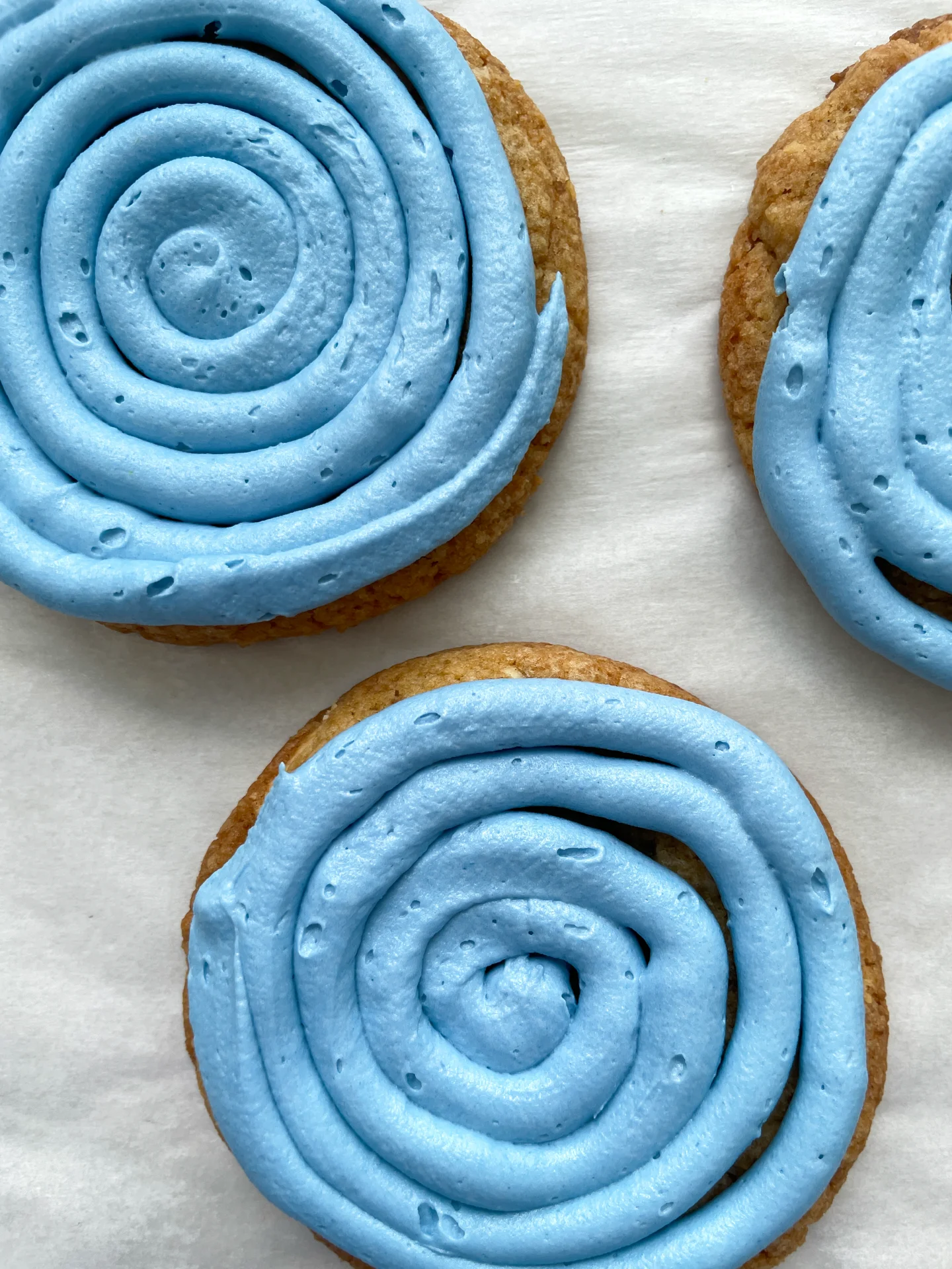 White Chocolate Cookies with Blue Spirulina Butter Cream Frosting